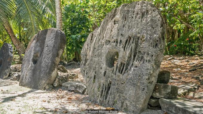 Hòn đảo sử dụng đồng xu to hơn cả người